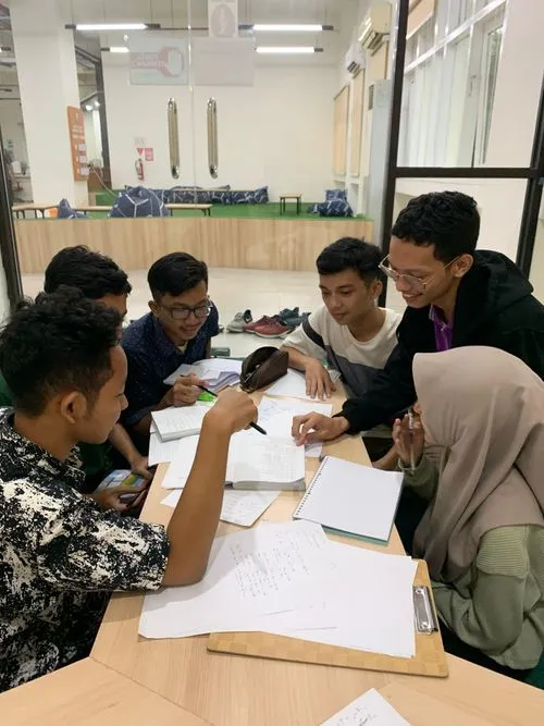 Mahasiswa Belajar di Dematika
